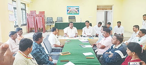ಚನ್ನರಾಯಪಟ್ಟಣ ತಾಲೂಕಿನಲ್ಲಿ ಎಸ್‌ಐಆರ್ ಪ್ರಗತಿ ಪರಿಶೀಲನಾ ಸಭೆಯಲ್ಲಿ ಶಾಸಕ ಸಿಎನ್ ಬಾಲಕೃಷ್ಣ ಮಾತನಾಡಿದರು. ಜಿ.ಎಸ್. ಶಂಕರಪ್ಪ, ಗಿರೀಶ್ ಬಾಬು, ಅನಿಲ್, ಪವನ್ ಇದ್ದರು.