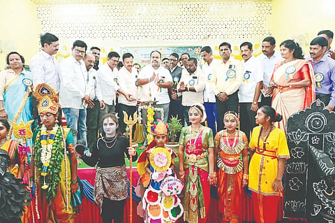 ಗುಂಡ್ಲುಪೇಟೆ ಪಟ್ಟಣದ ಗುರುಭವನದಲ್ಲಿ ಸಾರ್ವಜನಿಕ ಶಿಕ್ಷಣ ಇಲಾಖೆ ಆಯೋಜಿಸಿದ್ದ ತಾಲೂಕು ಮಟ್ಟದ ಪ್ರತಿಭಾ ಕಾರಂಜಿ ಕಾರ್ಯಕ್ರಮವನ್ನು ಎಚ್.ಎಂ.ಗಣೇಶ್ ಪ್ರಸಾದ್ ಉದ್ಘಾಟಿಸಿದರು. ಟಿ.ಆರ್.ಸ್ವಾಮಿ, ಕೆ.ಸಿ.ಸತೀಶ್, ಡಾ.ಸರೋಜಾ, ಶಿವಪ್ರಸಾದ್, ರವೀಂದ್ರ, ರುದ್ರಸ್ವಾಮಿ, ಕೆ.ಎಸ್.ಮಂಜುನಾಥ್, ಅನ್ನಪೂರ್ಣಮ್ಮ, ದಿನೇಶ್, ಶಿವಯ್ಯ, ಮಹೇಶ್, ರವಿ, ಕೆ.ಎಸ್.ಮಹೇಶ್, ನೀಲಕಂಠಪ್ಪ ಇದ್ದರು.