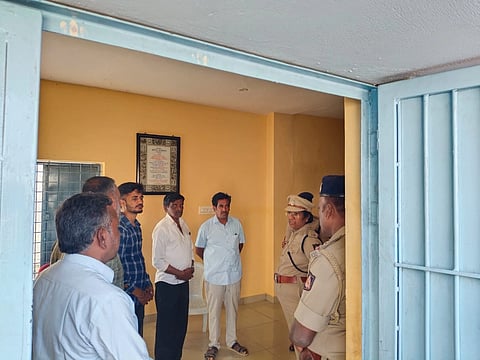 ಗುಂಡ್ಲುಪೇಟೆ ತಾಲೂಕಿನ ಮೂಡುಗೂರು ಗ್ರಾಮದ ಪಿಎಸಿಸಿ ಬ್ಯಾಂಕ್‌ನಲ್ಲಿ ನಗದು ಕಳ್ಳತನ ಪ್ರಕರಣದಲ್ಲಿ ಎಸ್‌ಪಿ ಡಾ.ಬಿ.ಟಿ.ಕವಿತಾ ಭೇಟಿ ನೀಡಿ ಪರಿಶೀಲನೆ ನಡೆಸಿದ್ದರು.