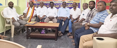 ದಿವ್ಯಜ್ಯೋತಿ ಬ್ಯಾಂಕ್​ ವಾರ್ಷಿಕ ಮಹಾಸಭೆಯಲ್ಲಿ ಅಧ್ಯಕ್ಷ ಎನ್​.ಚಂದ್ರಶೇಖರ್​ ಮಾತನಾಡಿದರು. ಉಪಾಧ್ಯಕ್ಷ ಡಾ.ಮುನಿರಾಜು ಅಪ್ಪಯ್ಯ, ನಿರ್ದೇಶಕರಾದ ಗೊಕರೆ ಗೇಟ್​ ಸಿ.ಮಂಜುನಾಥ, ಆರ್​.ವೆಂಕಟರಾಜು, ಎನ್​.ಕೃಷ್ಣಪ್ಪ, ಪಿ.ಪದ್ಮಾವತಿ, ಜನಕಮಣಿ, ಪೂಜಾರಿ ನಾಗರಾಜ್​, ಎಚ್​.ಕೆ.ಶಾಂತಲಾ ಇತರರು ಇದ್ದರು.