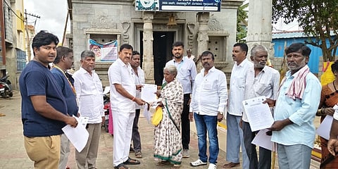 ದೇವನಹಳ್ಳಿ 16ನೇ ವಾರ್ಡಿನಲ್ಲಿ ಗ್ಯಾರಂಟಿ ಯೋಜನೆಗಳ ತಾಲೂಕು ಅಧ್ಯಕ್ಷ ಸಿ.ಜಗನ್ನಾಥ್​, ಪುರಸಭೆ ಮಾಜಿ ಅಧ್ಯಕ್ಷ ಎಂ. ಮೂರ್ತಿ, ಬೆಸ್ಕಾಂ ಎಇ ಭರತ್​ ಗೃಹಜ್ಯೋತಿ ನವೀಕರಣ ಅರ್ಜಿಗಳನ್ನು ವಿತರಿಸಿ, ಅರಿವು ಮೂಡಿಸಿದರು.