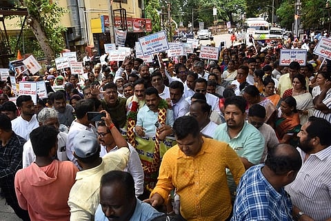 ಪ್ರತ್ಯೇಕ ಮಹಾನಗರ ಪಾಲಿಕೆ ಹೋರಾಟ ವೇದಿಕೆ ಹಾಗೂ ದೀಪಕ ಚಿಂಚೋರೆ ಅಭಿಮಾನಿ ಬಳಗದ ವತಿಯಿಂದ ಪ್ರತಿಭಟನಾ ಮೆರವಣಿಗೆ ನಡೆಸಲಾಯಿತು.