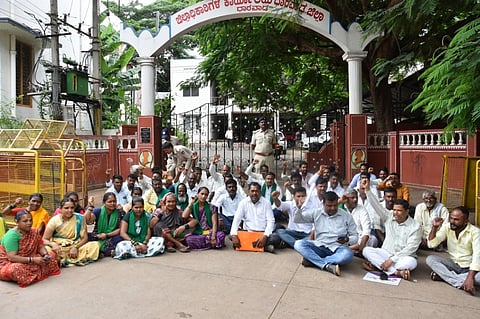 ಹುಬ್ಬಳ್ಳಿ ತಾಲೂಕಿನ ವಿವಿಧ ಗ್ರಾಮಸ್ಥರು ಧಾರವಾಡ ಜಿಲ್ಲಾಧಿಕಾರಿ ಕಚೇರಿ ಎದುರು ಪ್ರತಿಭಟನೆ ನಡೆಸಿದರು.