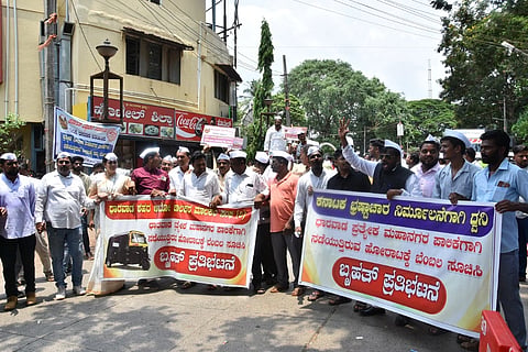 ಧಾರವಾಡ ಪ್ರತ್ಯೇಕ ಮಹಾನಗರ ಪಾಲಿಕೆಗಾಗಿ ಸಂಟನೆಗಳ ಅನಿದಿರ್ಷ್ಟಾವಧಿ ಧರಣಿ