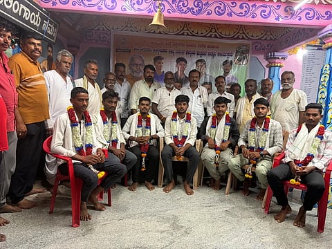 ಭಾರತೀಯ ಸೇನೆಗೆ ಅಗ್ನೀವಿರರಾಗಿ ಆಯ್ಕೆಯಾದ ತಾಲೂಕಿನ ಯುವಕರನ್ನು ಸಮಾಜಸೇವಕ ಮಂಜುನಾಥ ಮಕ್ಕಳಗೇರಿ ಸನ್ಮಾನಿಸಿದರು.