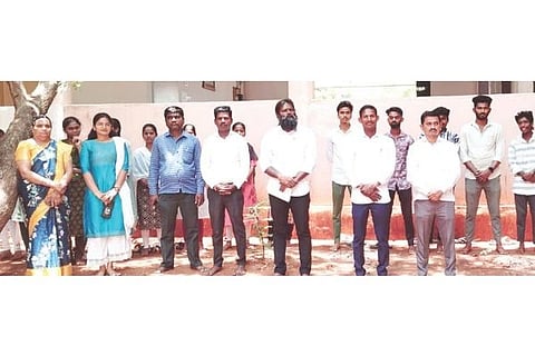 ಗಂಗಾವತಿ ತಾಲೂಕಿನ ಶ್ರೀರಾಮನಗರದ ಸಿಎನ್‌ಆರ್ ಸರ್ಕಾರಿ ಪದವಿ ಕಾಲೇಜಿನಲ್ಲಿ  ವಿಶ್ವ ಭೂಮಿ ದಿನ ನಿಮಿತ್ತ ಹಮ್ಮಿಕೊಂಡ ಭೂನಮನ ಕಾರ್ಯಕ್ರಮದಲ್ಲಿ ಪ್ರಾಚಾರ್ಯ ಪ್ರೊ.ಸುಂಕೇಶ್ವರ ಕರಿಗೂಳಿ ಮಾತನಾಡಿದರು. ಸಹಾಯಕ ಪ್ರಾಧ್ಯಾಪಕರಾದ ಶಂಕ್ರಪ್ಪ , ಡಾ. ಸರರಾಜ್ ಅಹ್ಮದ್, ಡಾ.ಕೆ.ವಿರೂಪಾಕ್ಷ, ಪೆನಜಾ  ಇತರರಿದ್ದರು.
