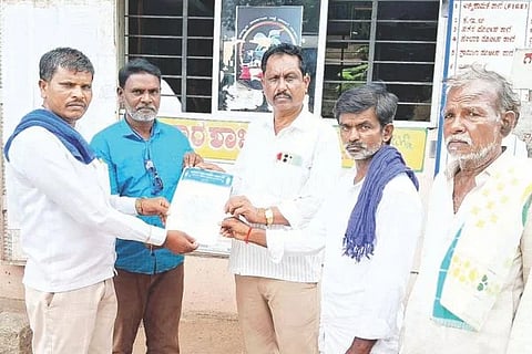 ಕರ್ನಾಟಕ ದಲಿತ ಸಂಘರ್ಷ ಸಮಿತಿ ಸದಸ್ಯರು ಗಂಗಾವತಿ ಕೆಕೆಆರ್‌ಟಿಸಿ ಸಂಚಾರಿ ನಿರೀಕ್ಷಕ ಸಂಗಪ್ಪ ಅವರಿಗೆ ಮನವಿ ಸಲ್ಲಿಸಿದರು. ವಿಭಾಗೀಯ ಸಂಚಾಲಕ ಯಮನೂರಪ್ಪ ನಾಯಕ ಹುಲಿಹೈದರ್, ಜಿಲ್ಲಾ ಖಜಾಂಚಿ ಆರ್.ಕೆ.ರಮೇಶ, ಪದಾಧಿಕಾರಿಗಳಾದ ದುರುಗಪ್ಪ ಹೊಸಳ್ಳಿ, ಶಿವಪ್ಪ ಪೂಜಾರ ಹುಳ್ಕಿಹಾಳ್ ಇತರರಿದ್ದರು.