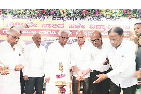ಗಂಗಾವತಿಯಲ್ಲಿ ಶ್ರೀ ಕೊಟ್ಟೂರೇಶ್ವರ ವಿದ್ಯಾವರ್ಧಕ ಸಂಘದ ಪ್ರೌಢಶಾಲೆಯ 1990ನೇ ಎಸ್ಸೆಸ್ಸೆಲ್ಸಿ ವಿದ್ಯಾರ್ಥಿಗಳು ಸ್ನೇಹ ಸಮ್ಮೀಲನ-ಗುರುವಂದನಾ ಕಾರ್ಯಕ್ರಮವನ್ನು ನಿವೃತ್ತ ಶಿಕ್ಷಕ ಸಿ.ಎಚ್.ನಾರಿನಾಳ್ ಶನಿವಾರ  ಉದ್ಘಾಟಿಸಿದರು. ನಿವೃತ್ತ ಶಿಕ್ಷಕರಾದ ಆನಂದ ನಾಗಮ್ಮನವರ್, ಕಲ್ಲಯ್ಯ, ಕೆ.ಶರಭಣ್ಣ ಇತರರಿದ್ದರು.