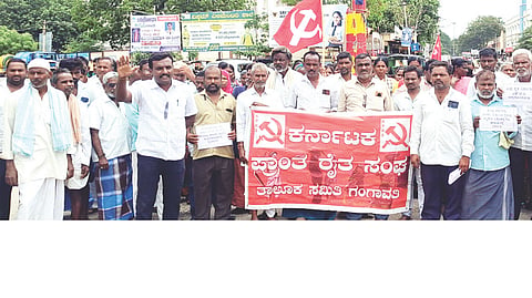 ಗಂಗಾವತಿ ಶ್ರೀಕೃಷ್ಣದೇವರಾಯ ವೃತ್ತದಲ್ಲಿ ಕರ್ನಾಟಕ ಪ್ರಾಂತ ರೈತ ಸಂಘದ ತಾಲೂಕು ಸಮಿತಿ ಸದಸ್ಯರು ಪ್ರತಿಭಟನೆ ನಡೆಸಿದರು. ಸಿಐಟಿಯು ರಾಜ್ಯ ಕಾರ್ಯದರ್ಶಿ ನಿರುಪಾದಿ ಬೆಣಕಲ್, ಸಂಘದ ಜಿಲ್ಲಾ ಕಾರ್ಯದರ್ಶಿ ಶಿವಣ್ಣ ಬೆಣಕಲ್, ತಾಲೂಕಾಧ್ಯಕ್ಷ ಶ್ರೀನಿವಾಸ ಹೊಸಳ್ಳಿ, ಕಾರ್ಯದರ್ಶಿ ಮುತ್ತಣ್ಣದಾಸನಾಳ್, ಪದಾಧಿಕಾರಿಗಳಾದ ಚಾಂದಬೀ ದಾಸನಾಳ್, ದುರುಗಪ್ಪ ಪೂಜಾರಿ ಇತರರಿದ್ದರು.