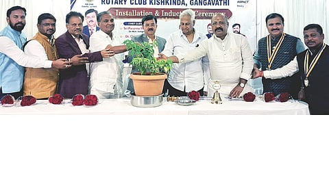 ಗಂಗಾವತಿಯಲ್ಲಿ ರೋಟರಿ ಕ್ಲಬ್ ಕಿಷ್ಕಿಂದ ಘಟಕದಿಂದ ಹಮ್ಮಿಕೊಂಡಿದ್ದ ಪದಾಧಿಕಾರಿಗಳ ಪದಗ್ರಹಣ ಕಾರ್ಯಕ್ರಮವನ್ನು ಜಿಲ್ಲಾ ಪ್ರಾಂತಪಾಲ ತ್ರಿವಿಕ್ರಮ್ ಜೋಶಿ ಉದ್ಘಾಟಿಸಿದರು. ಮಾಜಿ ಶಾಸಕ ಪರಣ್ಣ ಮುನವಳ್ಳಿ, ಹಿರಿಯ ವೈದ್ಯ ಜಿ.ಚಂದ್ರಪ್ಪ, ಅಧ್ಯಕ್ಷ ಪ್ರಶಾಂತ ಪರಗಿ, ಕಾರ್ಯದರ್ಶಿ ಸತೀಶ ಭೈರಿ ಇತರರಿದ್ದರು.