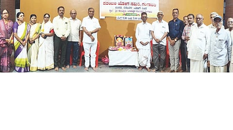 ಗಂಗಾವತಿಯಲ್ಲಿ ಸಿದ್ಧಗಂಗಾ ಮಠದ ಡಾ.ಶಿವಕುಮಾರ ಸ್ವಾಮೀಜಿಗಳ ಪುಣ್ಯಸ್ಮರಣೆ ನಿಮಿತ್ತ ದಾಸೋಹ ದಿನ ಆಚರಿಸಲಾಯಿತು. ಮಾಜಿ ಶಾಸಕ ಪರಣ್ಣ ಮುನವಳ್ಳಿ, ರಾಷ್ಟ್ರೀಯ ಬಸವದಳ ಕಾರ್ಯದರ್ಶಿ ವೀರೇಶರಡ್ಡಿ, ಕಲಾವಿದ ವಿಷ್ಣುತೀರ್ಥ ಜೋಶಿ ಇತರರಿದ್ದರು.