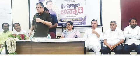 ಬೆಂಗಳೂರಿನ ಅನ್ಸಾರಿ ನಿವಾಸದಲ್ಲಿ ಮಂಗಳವಾರ ಆಯೋಜಿಸಿದ್ದ ಗಂಗಾವತಿ ವಿಧಾನಸಭೆ ಕ್ಷೇತ್ರದ ಕಾರ್ಯಕರ್ತರ ಸಭೆಯಲ್ಲಿ ಮಾಜಿ ಸಚಿವ ಇಕ್ಬಾಲ್ ಅನ್ಸಾರಿ ಮಾತನಾಡಿದರು. ನಗರಸಭೆ ಮಾಜಿ ವಿಪಕ್ಷ ನಾಯಕ ಮನೋಹರಸ್ವಾಮಿ ಹಿರೇಮಠ, ಪ್ರಮುಖರಾದ ಹುಸೇನಪ್ಪ ಹಂಚಿನಾಳ್, ಎ್.ರಾಘವೇಂದ್ರ, ಬಳ್ಳಾರಿ ರಾಮಣ್ಣನಾಯಕ ಇತರರಿದ್ದರು.