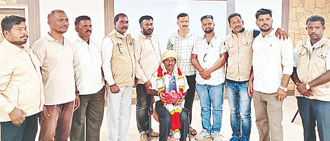 ಲೋಕೋಪಯೋಗಿ ಇಲಾಖೆಯಲ್ಲಿ  ಸಹಾಯಕ ಇಂಜಿನಿಯರ್ (ಜೆಇ) ಆಗಿ ಕರ್ತವ್ಯ ನಿರ್ವಹಿಸಿ, ಪದೋನ್ನತಿ ಹೊಂದಿ ಎಚ್.ಡಿ.ಕೋಟೆಗೆ ವರ್ಗಾವಣೆಯಾದ ಪ್ರಭಾಕರ್ ಅವರನ್ನು ಸನ್ಮಾನಿಸಿ ಬೀಳ್ಕೊಡಲಾಯಿತು. ದಾ.ರಾ.ಮಹೇಶ್, ಎನ್.ಕೆ.ಮಹದೇವ್, ಶಂಕರ್, ಜಯರಾಮ್ ಇತರರಿದ್ದಾರೆ.