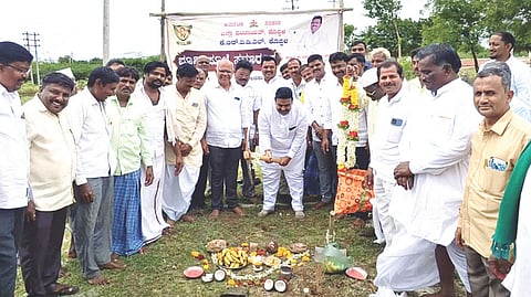 ಹನುಮಸಾಗರದಲ್ಲಿ ಮಡಿವಾಳ ಮಾಚಿದೇವ ಹಾಗೂ ಹೂಗಾರ ಮಾದಯ್ಯ ಸಮುದಾಯ ಭವನಗಳಿಗೆ ಶಾಸಕ ದೊಡ್ಡನಗೌಡ ಎಚ್.ಪಾಟೀಲ್ ಭೂಮಿಪೂಜೆ ನೆರವೇರಿಸಿದರು. ಮಡಿವಾಳ ಸಮುದಾಯದ ರಾಜ್ಯ ಉಪಾಧ್ಯಕ್ಷ ದುರಗೇಶ ಮಡಿವಾಳರ, ತಾಲೂಕು ಅಧ್ಯಕ್ಷ ಅಶೋಕ ಮಡಿವಾಳರ, ಬಿಜೆಪಿ ತಾಲೂಕು ಮಾಜಿ ಅಧ್ಯಕ್ಷ ಬಸವರಾಜ ಹಳ್ಳೂರ, ಗ್ರಾಪಂ ಮಾಜಿ ಅಧ್ಯಕ್ಷ ರುದ್ರಗೌಡ ಗೌಡಪ್ಪನವರ, ಕೆಪಿಎಸ್ ಶಾಲೆ ಉಪಾಧ್ಯಕ್ಷ ಬಸವರಾಜ ದ್ಯಾವಣ್ಣನವರ ಇತರರಿದ್ದರು.