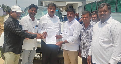 ಸಮಾನ ಕೆಲಸಕ್ಕೆ ಸಮಾನ ವೇತನ ನೀಡುವ ಸಂಬಂಧ ಸದನದಲ್ಲಿ ಪ್ರಸ್ತಾಪಿಸುವಂತೆ ಸರ್ಕಾರಿ ಪರವಾನಗಿ ಭೂ ಮಾಪಕರು ಹನೂರಿನಲ್ಲಿ ಶಾಸಕ ಎಂ.ಆರ್ ಮಂಜುನಾಥ್ ಅವರಲ್ಲಿ ಮನವಿ ಸಲ್ಲಿಸಿದರು. ಮಹದೇವಸ್ವಾಮಿ, ಮಾದೇಶ್, ರಾಜೇಂದ್ರ ಇತರರಿದ್ದರು. 