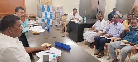  ಹನೂರಿನಲ್ಲಿ ಗ್ಯಾರಂಟಿ ಯೋಜನೆಗಳ ಪ್ರಗತಿ ಪರಿಶೀಲನಾ ಸಭೆ ಅಧ್ಯಕ್ಷ ಪಾಳ್ಯ ರಾಚಯ್ಯ ಅಧ್ಯಕ್ಷತೆಯಲ್ಲಿ ಆಯೋಜಿಸಲಾಗಿತ್ತು. ಉಮೇಶ್, ರಮೇಶ್, ಗೋವಿಂದ, ಸಿದ್ದಪ್ಪಾಜಿ ಇತರರು ಇದ್ದರು.   