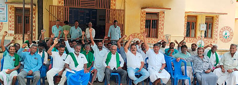 ರಾಮಾಪುರ ಸರ್ಕಾರಿ ಆಸ್ಪತ್ರೆ ಮುಂಭಾಗ ಲಾರಿ ಮಾಲೀಕರ ಸಂಘ ಹಾಗೂ ರೈತ ಸಂಘಟನೆಯ ಪದಾಧಿಕಾರಿಗಳು ವಿವಿಧ ಬೇಡಿಕೆಗಳನ್ನು ಈಡೇರಿಸುವಂತೆ ಒತ್ತಾಯಿಸಿ ಪ್ರತಿಭಟನೆ ನಡೆಸಿದರು. ಮಾರುತಿ, ಚಂಗಡಿ ಕರಿಯಪ್ಪ, ಗಿರೀಶ್ ಇತರರಿದ್ದರು. 