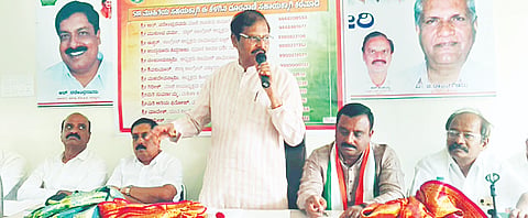 ಹನೂರಿನ ಕಾಂಗ್ರೆಸ್ ಕಚೇರಿಯಲ್ಲಿ ಆಯೋಜಿಸಿದ್ದ ಬಿಎಲ್‌ಒಗಳ ಸಭೆಯಲ್ಲಿ ಕೆಪಿಸಿಸಿ ಉಪಾಧ್ಯಕ್ಷ ಸುದರ್ಶನ್ ಮಾತನಾಡಿದರು. ಆರ್.ನರೇಂದ್ರ, ಸಂದೀಪ್, ಮರಿಸ್ವಾಮಿ ಇತರರು ಇದ್ದಾರೆ. 