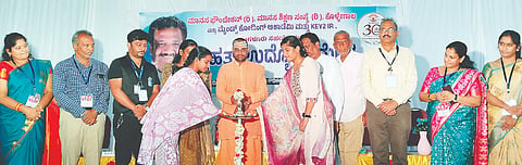 ಹನೂರಿನಲ್ಲಿ ಮಾನಸ ಶಿಕ್ಷಣ ಸಂಸ್ಥೆ ವತಿಯಿಂದ ಆಯೋಜಿಸಿದ್ದ ಬೃಹತ್ ಉದ್ಯೋಗ ಮೇಳವನ್ನು ಸಾಲೂರು ಶ್ರೀ ಡಾ.ಶಾಂತಮಲ್ಲಿಕಾರ್ಜುನ ಸ್ವಾಮೀಜಿ  ಉದ್ಘಾಟಿಸಿದರು. ಡಾ.ಎಸ್.ದತ್ತೇಶ್‌ಕುಮಾರ್, ನಾಗರಾಜು, ರವಿಶಂಕರ್ ಇತರರಿದ್ದರು. 