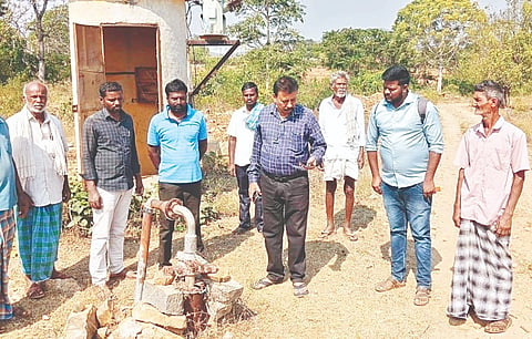ಮಲ್ಲಯ್ಯನಪುರ ಗ್ರಾಮಕ್ಕೆ ತಾಲೂಕು ಪಂಚಾಯಿತಿ ಇಒ ಉಮೇಶ್ ಭೇಟಿ ನೀಡಿ ಬೋರ್ ರಿಪೇರಿ ಪಡಿಸುವಂತೆ ಪಿಡಿಒ ಆಕಾಶ್‌ಗೆ ಸೂಚಿಸಿದರು.