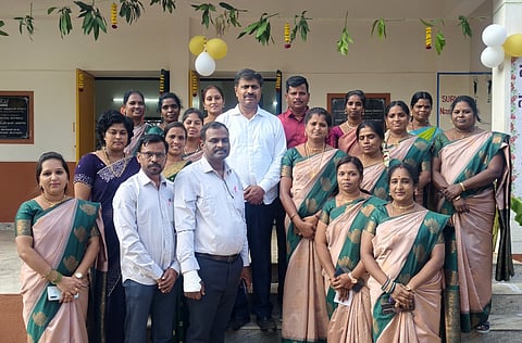 ಲೊಕ್ಕನಹಳ್ಳಿ ಕೆಪಿಎಸ್ ಶಾಲೆಯಲ್ಲಿ ದಾನಿಗಳಿಂದ ನಿರ್ಮಿಸಿರುವ ಶಾಲಾ ಕೊಠಡಿಯನ್ನು ಶಾಸಕ ಎಂ.ಆರ್ ಮಂಜುನಾಥ್ ಉದ್ಘಾಟಿಸಿದರು. ಮಹೇಶ್, ವೆಂಕಟೇಶ್, ಅಶೋಕ್, ಮಂಗಳಮ್ಮ, ಮಾದೇಶ್ ಇತರರಿದ್ದರು. 