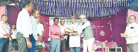 ರಾಮಾಪುರ ಜೆಎಸ್‌ಎಸ್ ಹಿರಿಯ ಪ್ರಾಥಮಿಕ ಶಾಲೆಯಲ್ಲಿ ಆಯೋಜಿಸಿದ್ದ ವಾರ್ಷಿಕೋತ್ಸವ ಕಾರ್ಯಕ್ರಮದಲ್ಲಿ ಗಣ್ಯರನ್ನು ಸನ್ಮಾನಿಸಲಾಯಿತು. ಡಾ.ಪಿ.ಶಿವು, ಇಂದ್ವಾಡಿ ಮಹೇಶ್, ವೆಂಕಟೇಶ್, ಶ್ರೀಕಂಠ ಇತರರಿದ್ದರು.