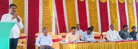 ಮಾರ್ಟಳ್ಳಿ ಗ್ರಾಮದಲ್ಲಿ ಆಯೋಜಿಸಿದ್ದ ಸಭೆಯಲ್ಲಿ ಶಾಸಕ ಎಂ.ಆರ್ ಮಂಜುನಾಥ್ ಮಾತನಾಡಿದರು. ದಿನೇಶ್‌ಕುಮಾರ್ ಮೀನಾ, ಮಹೇಶ್, ಭಾಸ್ಕರ್, ರಘುಪತಿ ಇತರರಿದ್ದರು. 