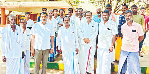 ಮಲೆಮಹದೇಶ್ವರ ಬೆಟ್ಟದಲ್ಲಿ ಬೇಡಗಂಪಣ ಮುಖಂಡರು ಪ್ರತಿಭಟನೆ ನಡೆಸಿದರು. 