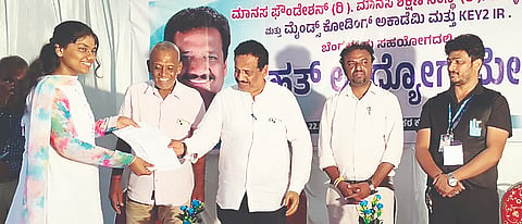 ಹನೂರಿನಲ್ಲಿ ಮಾನಸ ಶಿಕ್ಷಣ ಸಂಸ್ಥೆ ವತಿಯಿಂದ ಆಯೋಜಿಸಿದ್ದ ಉದ್ಯೋಗ ಮೇಳದಲ್ಲಿ ಆಯ್ಕೆಯಾದ ಉದ್ಯೋಗಾಕಾಂಕ್ಷಿಗಳಿಗೆ ಸ್ಥಳದಲ್ಲೇ ನೇಮಕಾತಿ ಆದೇಶ ಪ್ರತಿಯನ್ನು ಡಾ.ಎಸ್.ದತ್ತೇಶ್ ಕುಮಾರ್ ವಿತರಿಸಿದರು. 