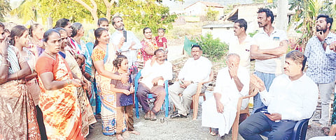 ಕುಡಿಯುವ ನೀರಿನ ಸಮಸ್ಯೆಯನ್ನು ಬಗೆಹರಿಸುವಂತೆ ವೀರಪ್ಪನ್ ದೊಡ್ಡಿ ಗ್ರಾಮದಲ್ಲಿ ಮಹಿಳೆಯರು ಶಾಸಕ ಎಂ.ಆರ್ ಮಂಜುನಾಥ್ ಅವರಲ್ಲಿ ಮನವಿ ಮಾಡಿದರು. ಮಣಿ, ಭಾಗ್ಯರಾಜ್, ವಿಜಯಕುಮಾರ್ ಇತರರು ಇದ್ದರು. 