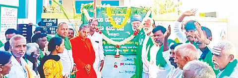 ಹನೂರಿನ ಅಸ್ತೂರು ಗ್ರಾಮದಲ್ಲಿ ರೈತ ಸಂಘ ಹಾಗೂ ಹಸಿರು ಸೇನೆಯ ಗ್ರಾಮ ಘಟಕವನ್ನು ಉದ್ಘಾಟಿಸಲಾಯಿತು. ಮಹಾಂತ ಸ್ವಾಮೀಜಿ, ಹೊನ್ನೂರು ಪ್ರಕಾಶ್, ಕರಿಯಪ್ಪ, ಮಹೇಶ್, ಪೊನ್ನಾಚಿ ರಾಜು ಇತರರಿದ್ದರು.