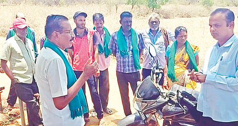 ಮರಿಯ ಮಂಗಲ ಗ್ರಾಮಕ್ಕೆ ರೈತ ಸಂಘದ ತಾಲೂಕು ಅಧ್ಯಕ್ಷ ಮಾದಪ್ಪ ಭೇಟಿ ನೀಡಿ ಕುಡಿಯುವ ನೀರಿನ ಸಮಸ್ಯೆಯ ವಾಸ್ತವ ಸ್ಥಿತಿಯನ್ನು ಪರಿಶೀಲಿಸಿದರು. ಸಿದ್ದಪ್ಪ, ಮರಿಯಾಪ್ರಕಾಶ್, ಅಂತೋಣಿ, ಸಬರಿಯಮ್ಮಾಳ್ ಇತರರಿದ್ದರು. 