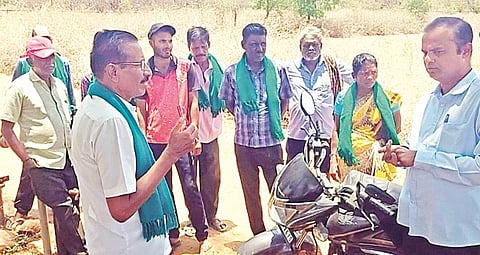 ಮರಿಯ ಮಂಗಲ ಗ್ರಾಮಕ್ಕೆ ರೈತ ಸಂಘದ ತಾಲೂಕು ಅಧ್ಯಕ್ಷ ಮಾದಪ್ಪ ಭೇಟಿ ನೀಡಿ ಕುಡಿಯುವ ನೀರಿನ ಸಮಸ್ಯೆಯ ವಾಸ್ತವ ಸ್ಥಿತಿಯನ್ನು ಪರಿಶೀಲಿಸಿದರು. ಸಿದ್ದಪ್ಪ, ಮರಿಯಾಪ್ರಕಾಶ್, ಅಂತೋಣಿ, ಸಬರಿಯಮ್ಮಾಳ್ ಇತರರಿದ್ದರು.
