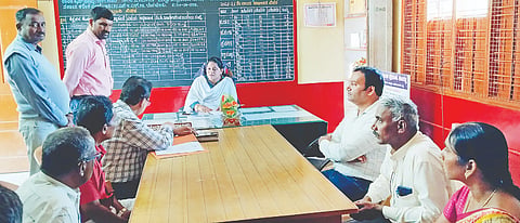 ಹನೂರು ತಾಲೂಕಿನ ಮಣಗಳ್ಳಿ ಸರ್ಕಾರಿ ಪ್ರೌಢಾಲೆಯಲ್ಲಿ ಮಕ್ಕಳ ವಿಶೇಷ ಗ್ರಾಮಸಭೆ ನಡೆಸುವ ಸಂಬಂಧ ಪೂರ್ವಭಾವಿ ಸಭೆ ಆಯೋಜಿಸಲಾಗಿತ್ತು. ಶ್ರುತಿ, ಉಮೇಶ್, ನಾಗರಾಜಮೂರ್ತಿ, ಶಿವಶಂಕರ್, ಮುನಿಯನಾಯಕ ಇತರರು ಇದ್ದರು. 