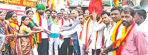 ಚಿಟಗುಪ್ಪ ತಹಸಿಲ್​ ಕಚೇರಿಯಲ್ಲಿ ರೈತರ ಸಾಲ ಮನ್ನಾ ಹಾಗೂ ಬೆಳೆ ಹಾನಿಗೆ ಎಕರೆಗೆ 50 ಸಾವಿರ ರೂ. ಪರಿಹಾರ ನೀಡುವಂತೆ ಆಗ್ರಹಿಸಿ ಕನ್ನಡ ಸೇನೆ ಕರ್ನಾಟಕ ಸಂಘಟನೆಯ ಪದಾಧಿಕಾರಿಗಳು ಬುಧವಾರ ಕಂದಾಯ ಅಧಿಕಾರಿಗೆ ಮನವಿ ಪತ್ರ ಸಲ್ಲಿಸಿದರು. ಸೇನೆಯ ಪ್ರಮುಖರಾದ ರವಿ ಸ್ವಾಮಿ, ಸುಭಾಷ ಕೆನಾಡೆ, ಪವನ್​ ಪೂಜಾರಿ ಇತರರಿದ್ದರು.