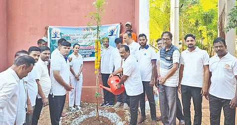 ಹುಮನಾಬಾದ್​ ನ್ಯಾಯಲಾಯದ ಆವರಣದಲ್ಲಿ ಅಂತಾರಾಷ್ಟ್ರೀಯ ಯೋಗ ದಿನಾಚರಣೆಯನ್ನು ಹಿರಿಯ ಸಿವಿಲ್​ ನ್ಯಾಯಾಧೀಶ ಕಾಂತ ಕುರುಣೆ ಉದ್ಘಾಟಿಸಿದರು. ಹೆಚ್ಚುವರಿ ಸಿವಿಲ್​ ನ್ಯಾಯಾಧೀಶ  ಸಂತೋಷ ಬಿ., ಪ್ರಮುಖರಾದ ಪ್ರಶಾಂತ ಮಠ, ಆನಂದ, ಮಂಜುನಾಥ ರೆಡ್ಡಿ, ಅನಿತಾ ಪ್ರಭಾ, ವಿಜಯಕುಮಾರ ನಾತೆ ಇತರರಿದ್ದರು.
