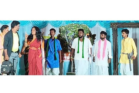 ಹಗರಿಬೊಮ್ಮನಹಳ್ಳಿ ತಾಲೂಕಿನ ಯಡ್ರಮ್ಮನಹಳ್ಳಿಯಲ್ಲಿ ಇತ್ತೀಚೆಗೆ ಆಯೋಜಿಸಿದ್ದ ಕಸಾಪ ದತ್ತಿ ಉಪನ್ಯಾಸ ಕಾರ್ಯಕ್ರಮದಲ್ಲಿ ಮರಿಯಮ್ಮನಹಳ್ಳಿ ಕಲಾವಿದರಿಂದ ಕಿರುನಾಟಕ ಪ್ರದರ್ಶನ ಗೊಂಡಿತು.