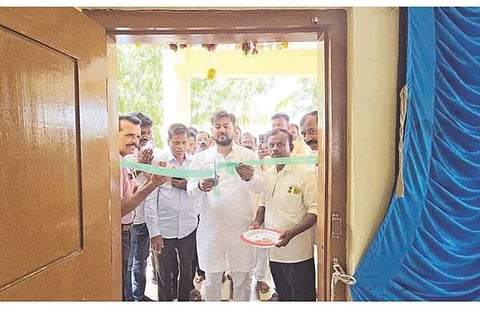 ಹೂವಿನಹಡಗಲಿ ಶಾಖಾ ಗ್ರಂಥಾಲಯದ ಮೊದಲ ಮಹಡಿ ಕಟ್ಟಡವನ್ನು ಶಾಸಕ ಕೃಷ್ಣನಾಯ್ಕ ಉದ್ಘಾಟಿಸಿದರು. ಗ್ರಂಥಾಲಯ ಅಧಿಕಾರಿ ಬಿ.ನಾರಾಯಣ್ ದಾಸ್, ಹರಪನಹಳ್ಳಿ ಗ್ರಂಥಾಲಯ ಅಧಿಕಾರಿ ಮಂಜುನಾಥ ಭೋವಿ, ಕೆಆರ್‌ಐಡಿಎಲ್ ಎಇಇ ಜಯನಾಯ್ಕ ಇತರರಿದ್ದರು.