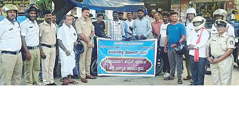 ಹರಪನಹಳ್ಳಿಯಲ್ಲಿ ಪೊಲೀಸ್ ಇಲಾಖೆಯಿಂದ ಹೆಲ್ಮೆಟ್ ಜಾಗೃತಿ ಮೂಡಿಸಲಾಯಿತು. ಸಿಪಿಐ ಮಹಂತೇಶ್ ಸಜ್ಜನ್, ಕ್ರೈಂ ಪಿಎಸ್‌ಐ ಮೀನಾಕ್ಷಿ, ಎಎಸ್‌ಐ ಮಂಜಪ್ಪ, ಪ್ರಮುಖರಾದ ಅಂಜಿನಪ್ಪ, ಕೊಟ್ರೇಶ್, ಅಂಬರೀಶ್, ಕೊಟ್ರೇಶ್, ನಾಗರಾಜ, ವೀರೇಂದ್ರ, ಗುಡಿಹಳ್ಳಿ ಹಾಲೇಶ್, ನಂದಿಬೇವೂರು ಮುನಿಯಪ್ಪ ಇದ್ದರು.