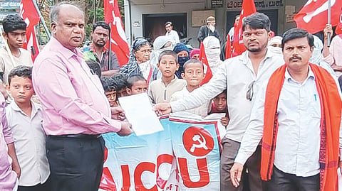 ಹರಪನಹಳ್ಳಿಯಲ್ಲಿ ಸಿಪಿಐಎಂಎಲ್ ಪಕ್ಷದಿಂದ ಉಪವಿಭಾಗಾಧಿಕಾರಿ ಸುರೇಶ್ ಕುಮಾರ್‌ಗೆ ಮನವಿ ಸಲ್ಲಿಸಲಾಯಿತು. ಪಕ್ಷದ ಜಿಲ್ಲಾ ಕಾರ್ಯದರ್ಶಿ ಸಂದೇರ ಪರುಶುರಾಮ, ತಾಲೂಕು ಕಾರ್ಯದರ್ಶಿ ಸಂತೋಷ ಗುಳೇದಹಟ್ಟಿ, ಪ್ರಮುಖರಾದ ರಫೀಕ್, ಮಕರಬ್ಬಿ ವಲಿ, ನಸೀಮಾ ಬಾನು, ಆಫ್ರೀನ್, ಕೈರೋನ್, ಹೀನಾ, ಫಾರಿದಾ, ಯಾಸ್ಮಿನ್, ಮುನಾಫ್, ಚಾಂದ್ ಬಾಷಾ, ಸಲೀಂ, ಸಮೀರ್, ಶುಕ್ರು ಇತರರಿದ್ದರು.