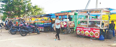 ಬೀದಿಬದಿ ವ್ಯಾಪಾರಿಗಳ ಗುಡಂಗಡಿಗಳು.