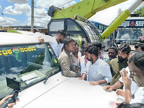 ಹಟ್ಟಿಯಲ್ಲಿ ಗ್ರಾಮೀಣ ಕುಡಿವ ನೀರು ಮತ್ತು ನೈರ್ಮಲ್ಯ ಇಲಾಖೆಯ ಅಧಿಕಾರಿ ಎಇಇ ಭರತ್ ಕುಮಾರ್ ವಾಹನ ತಡೆದು ಮುತ್ತಿಗೆ ಹಾಕಿ ತರಾಟೆಗೆ ತೆಗೆದುಕೊಂಡ ಗ್ರಾಮಸ್ಥರು.