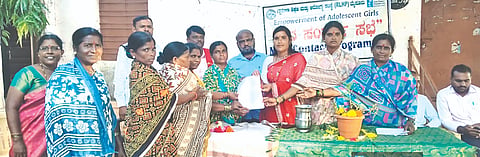 ಹುಲಸೂರು ಸಮೀಪದ ಜಾನಾಪುರ ಗ್ರಾಮದಲ್ಲಿ ಶುಕ್ರವಾರ ಶುಕ್ರವಾರ ಆಯೋಜಿಸಿದ್ದ ಜನಜಾಗೃತಿ ಕಾರ್ಯಕ್ರಮದಲ್ಲಿ ವಿಬಿ-ಜಿ ರಾಮ್​ ಜಿ ಯೋಜನೆಯಡಿ ಕೆಲಸ ನೀಡುವಂತೆ ಗ್ರಾಮಸ್ಥರು ಮನವಿಪತ್ರ ಸಲ್ಲಿಸಿದರು. ಸಂಸ್ಥೆ ಸಂಯೋಜಕಿ ಸರುಬಾಯಿ ದೊಡ್ಡಿ, ಡಾ.ಧಮೇಂರ್ದ್ರ ಭೋಸ್ಲೆ, ಮಲ್ಲಿಕಾರ್ಜುನ ಮೇತ್ರೆ ಇತರರಿದ್ದರು.