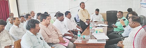  ಹುಲಸೂರು  ತಾಲೂಕು ಪಂಚಾಯಿತಿ ಸಭಾಂಗಣದಲ್ಲಿ ಬುಧವಾರ ಆಯೋಜಿಸಿದ್ದ ಪ್ರಗತಿ ಪರಿಶೀಲನಾ ಸಭೆಯನ್ನು ತಾಲೂಕು ಉಸ್ತುವಾರಿ ಅಧಿಕಾರಿ ರಜನಿಕಾಂತ್​ ಮಾತನಾಡಿದರು.  ತಹಸೀಲ್ದಾರ್​ ಶಿವಾನಂದ ಮೇತ್ರೆ, ತಾಪಂ ಇಒ ಮಹಾದೇವ ಜಮ್ಮು, ಜೆಸ್ಕಾಂ ಇಲಾಖೆ ಎಇಇ ಗಣಪತಿ ಹಾಗೂ ವಿವಿಧ ಇಲಾಖೆ ಅಧಿಕಾರಿಗಳು ಇದ್ದರು.