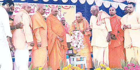  ಗುಂಡ್ಲುಪೇಟೆ ತಾಲೂಕಿನ ಹೊಂಗಹಳ್ಳಿಯಲ್ಲಿ ನಡೆದ ಧಾರ್ಮಿಕ ಸಭೆಯನ್ನು ಶಿವಲಿಂಗೇಂದ್ರ ಸ್ವಾಮೀಜಿ ಉದ್ಘಾಟಿಸಿದರು. ಇಮ್ಮಡಿ ಉದ್ದಾನ ಸ್ವಾಮೀಜಿ, ಸಿದ್ದಮಲ್ಲಪ್ಪ ಸ್ವಾಮೀಜಿ, ಇಮ್ಮಡಿ ಶಾಂತಮಲ್ಲಿಕಾರ್ಜುನ ಸ್ವಾಮೀಜಿ, ಜಡೇಸ್ವಾಮೀಜಿ, ಗೋಪಾಲಪುರ ಸ್ವಾಮೀಜಿ ಇತರರು ಇದ್ದರು.