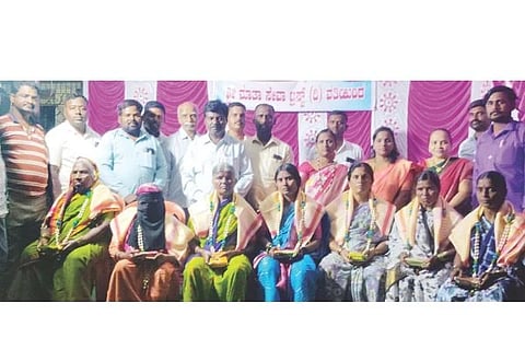 ಹಂಪಾಪಟ್ಟಣದಲ್ಲಿ ಶ್ರೀ ಮಾತಾ ಸೇವಾ ಟ್ರಸ್ಟ್‌ನಿಂದ ಆಯೋಜಿಸಿದ್ದ ವಿಶ್ವತಾಯಂದಿರ ದಿನಾಚರಣೆ ಕಾರ್ಯಕ್ರಮದಲ್ಲಿ ಮಹಿಳೆಯರನ್ನು ಸನ್ಮಾನಿಸಲಾಯಿತು. ಟ್ರಸ್ಟ್ ಸಂಸ್ಥಾಪಕ ಜಿ.ಶ್ರೀನಿವಾಸ, ಗ್ರಾಪಂ ಅಧ್ಯಕ್ಷೆ ಪತ್ರಿ ಗೀತಾ ಯಲ್ಲಪ್ಪ, ಉಪಾಧ್ಯಕ್ಷ ಟಿ.ಮಂಜುನಾಥ, ಸದಸ್ಯ ಬಲ್ಲಾಹುಣಸಿ ನಾಗರಾಜ ಮತ್ತಿತರರು ಇದ್ದರು.