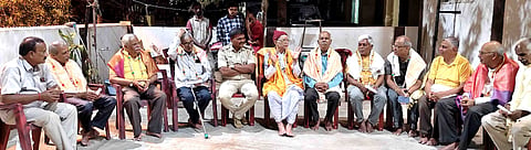 ಕಂಪ್ಲಿಯಲ್ಲಿ ಧಾರವಾಡ ಕರ್ನಾಟಕ ಕಾಲೇಜಿನ ಹಳೆಯ ವಿದ್ಯಾರ್ಥಿಗಳ ಸಮ್ಮಿಲನ ಸಭೆಯಲ್ಲಿ ಜ್ಯೋತಿಷಿ ಪ್ರಕಾಶ ವೈದ್ಯ ಮಾತನಾಡಿದರು. 