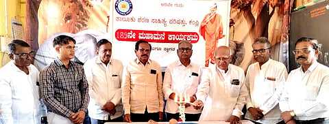 ಕಂಪ್ಲಿಯಲ್ಲಿ ಶರಣ ಸಾಹಿತ್ಯ ಪರಿಷತ್ತಿನ 189ನೇ ಮಹಾಮನೆ ಕಾರ್ಯಕ್ರಮವನ್ನು ಅಕ್ಕಿಗಿರಣಿ ಮಾಲೀಕರ ಸಂಘದ ತಾಲೂಕು ಅಧ್ಯಕ್ಷ ಕೆ.ಎಂ.ಹೇಮಯ್ಯಸ್ವಾಮಿ ಉದ್ಘಾಟಿಸಿದರು.