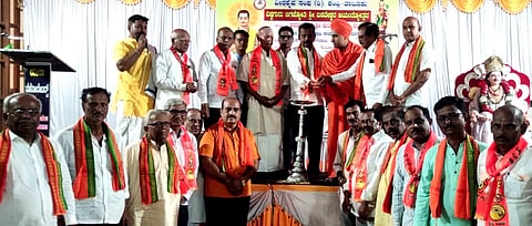 ಕಂಪ್ಲಿಯಲ್ಲಿ ವಿಶ್ವಗುರು ಶ್ರೀ ಬಸವೇಶ್ವರ ಜಯಂತ್ಯುತ್ಸವದ ಧರ್ಮಸಭೆಗೆ ಶ್ರೀ ಮರಿ ಕೊಟ್ಟೂರು ದೇವರು ಚಾಲನೆ ನೀಡಿದರು.