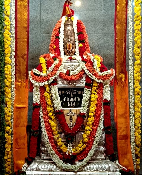 ಕಂಪ್ಲಿ ಶ್ರೀ ರಾಘವೇಂದ್ರಸ್ವಾಮಿಗಳ ಶಾಖಾ ಮಠದಲ್ಲಿ ರಾಯರ ಬೃಂದಾವನವನ್ನು ಪುಷ್ಪಮಾಲೆ, ಬೆಳ್ಳಿ ಕವಚದಿಂದ ಅಲಂಕರಿಸಲಾಗಿತ್ತು.